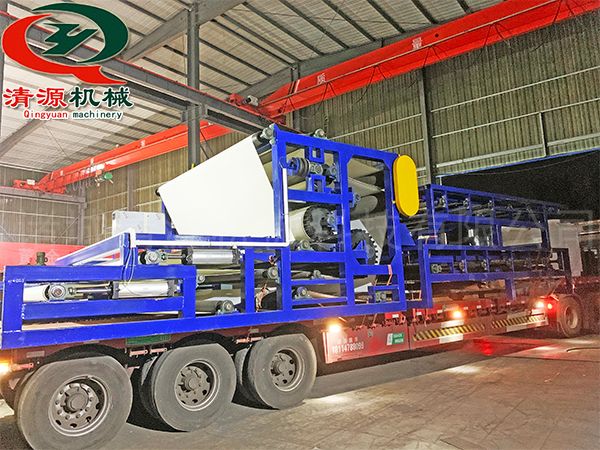 今日深夜發(fā)貨濰坊壽光客戶的洗砂廢水帶式壓濾機(jī)